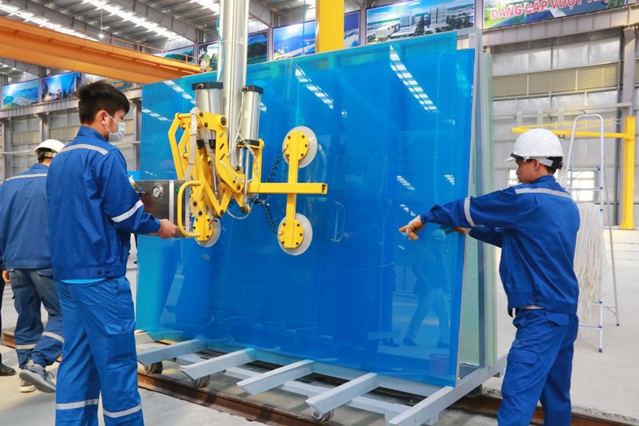 găng tay Ansell trong nhà máy kính nổi